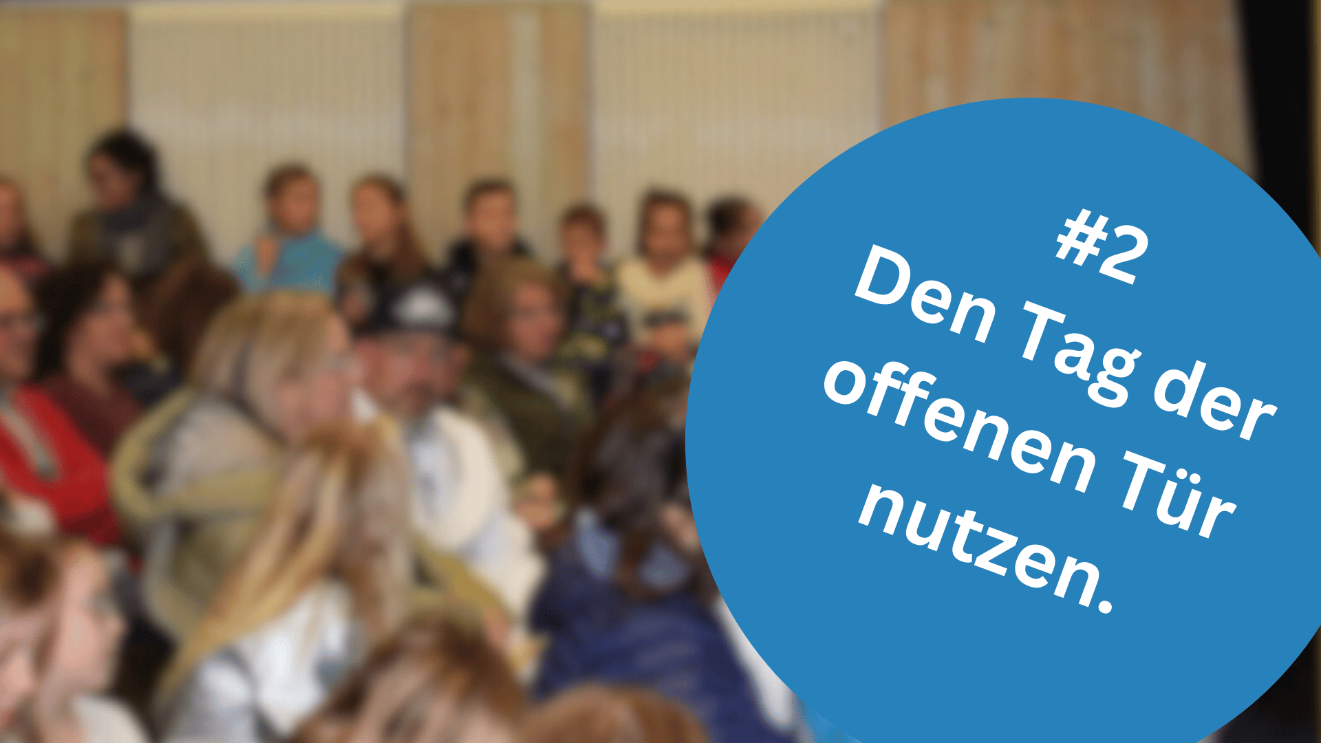 Eine Gruppe von Schülern und Schülerinnen stehen zusammen, während sie an einer Schulführung teilnehmen. Im Vordergrund ist der Kopf eines Schülers zu sehen, während im Hintergrund mehrere andere Kinder und Erwachsene in einem hell erleuchteten Raum stehen. Ein großer blauer Kreis mit dem Text "#1 An einer Schulführung teilnehmen" ist prominent im Bild platziert.